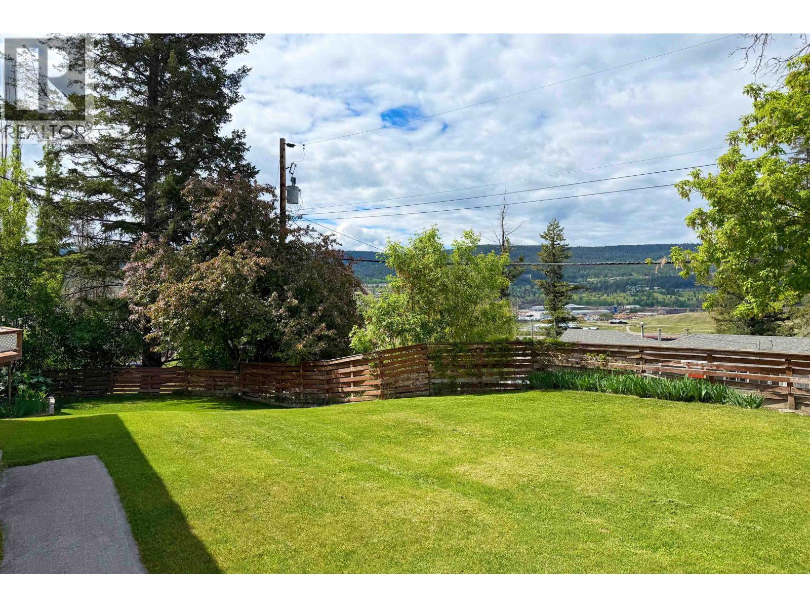 8 WINDMILL CRESCENT - 26