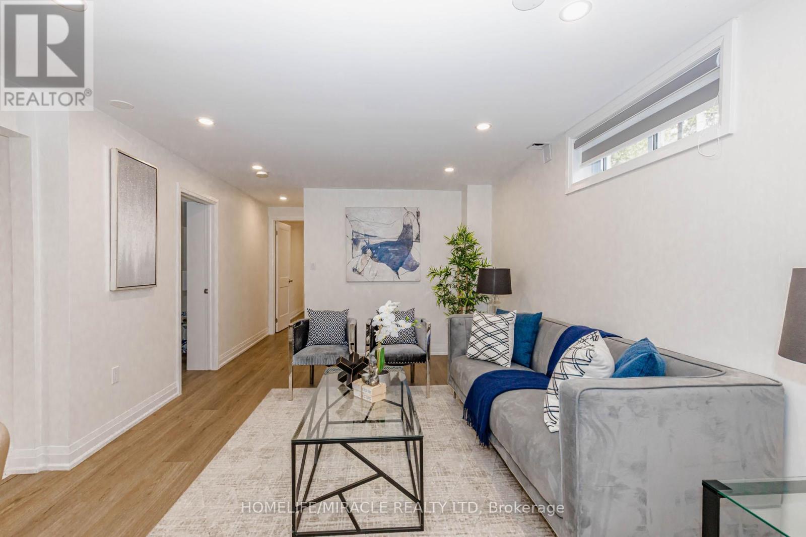563 TAPLOW CRESCENT - 32
