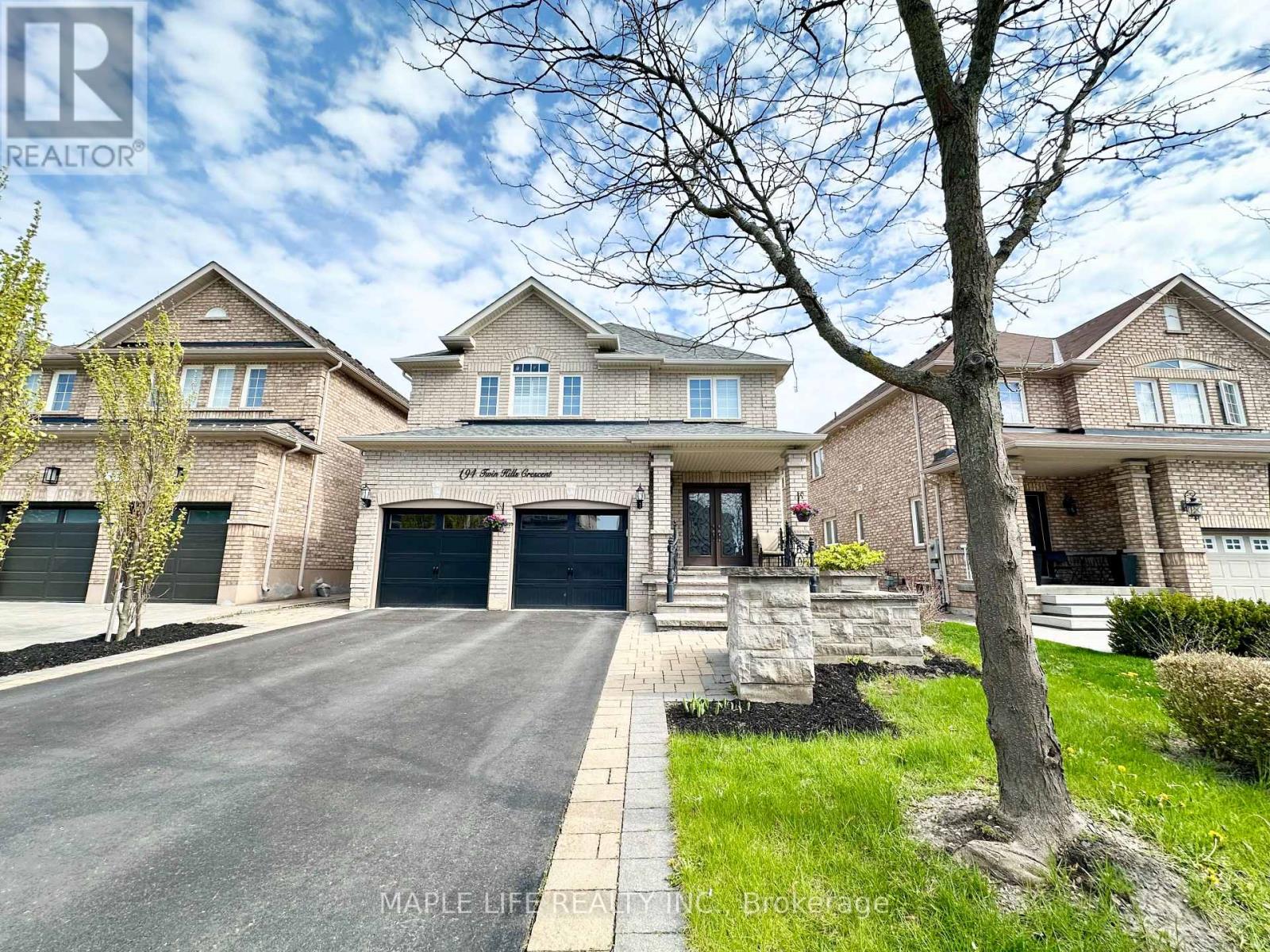 194 TWIN HILLS CRESCENT - 1