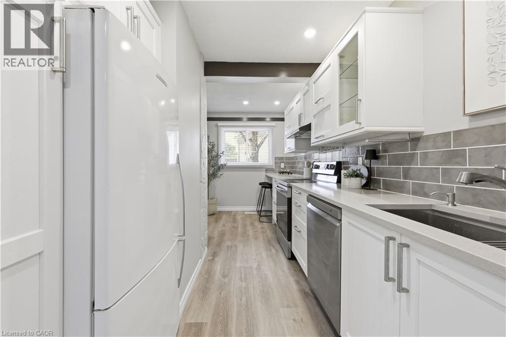 #154 11 QUEENSLEA Drive - 12