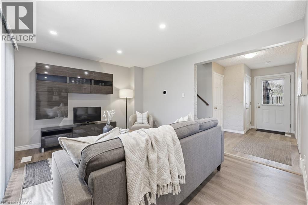 #154 11 QUEENSLEA Drive - 5