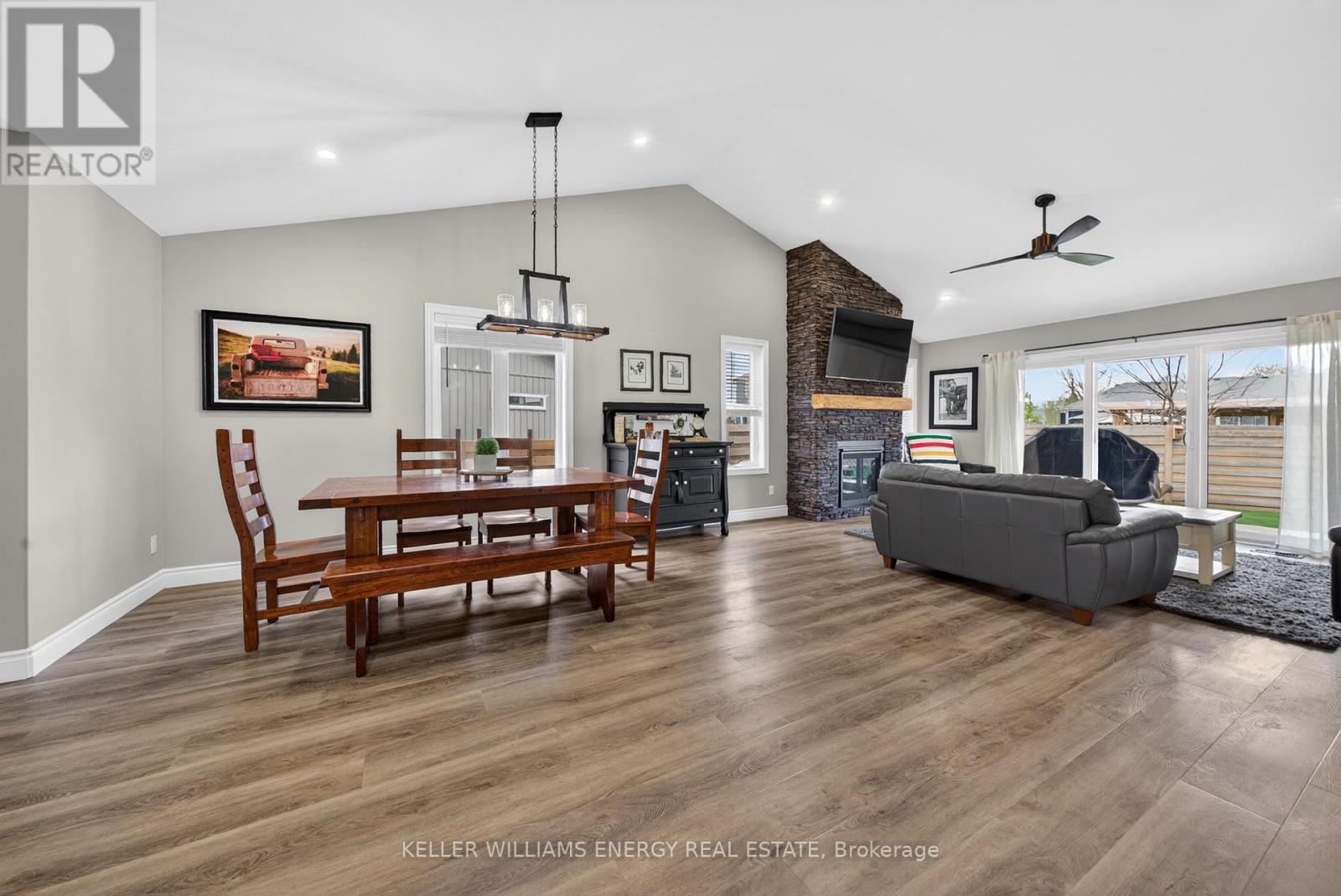 67 FARRINGTON CRESCENT - 11