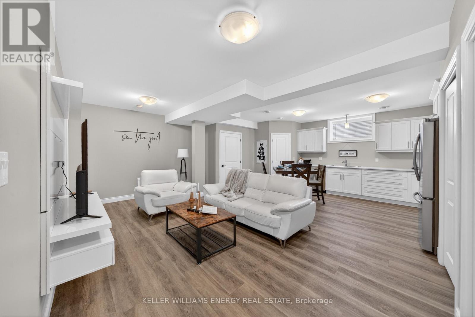 67 FARRINGTON CRESCENT - 32