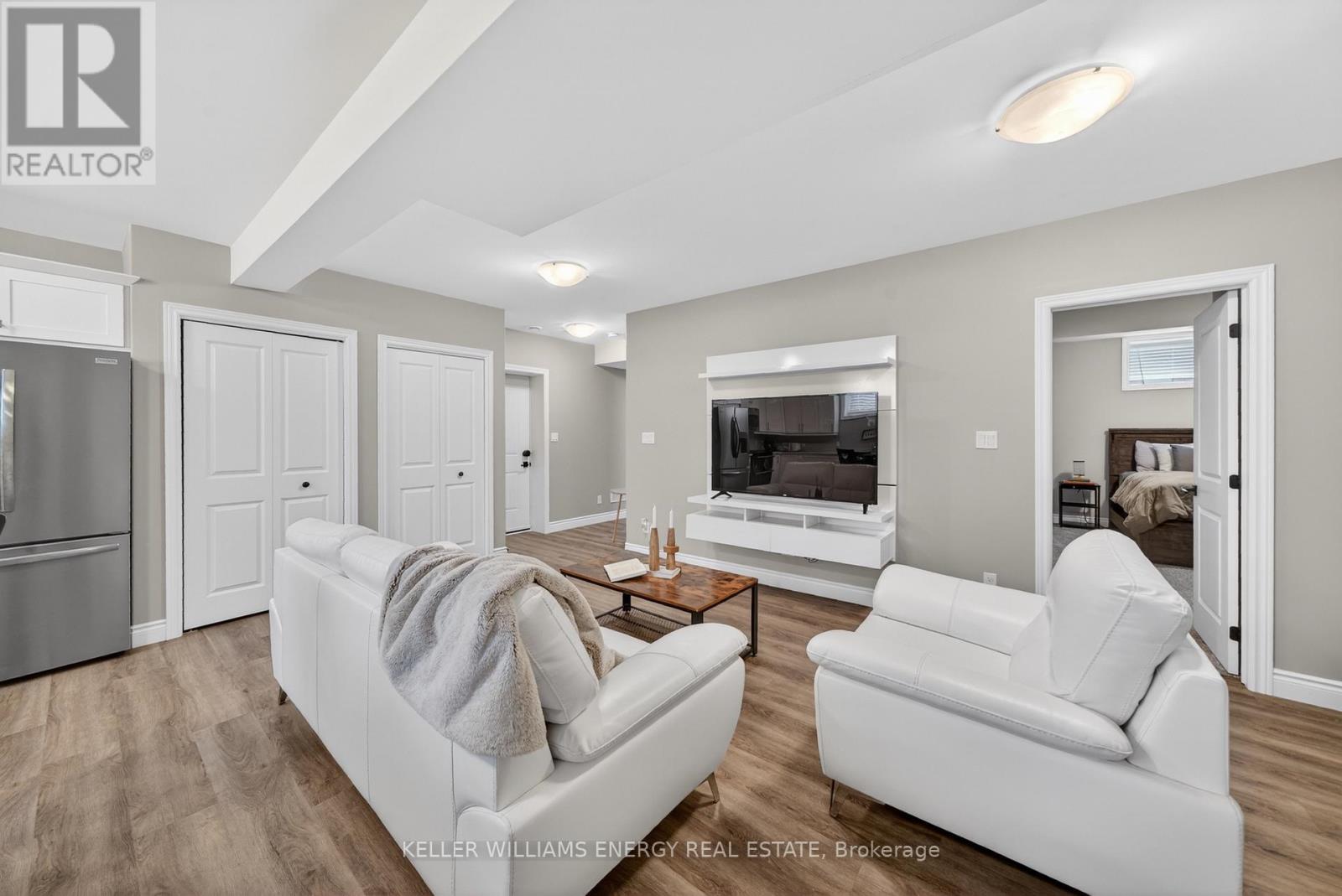 67 FARRINGTON CRESCENT - 36