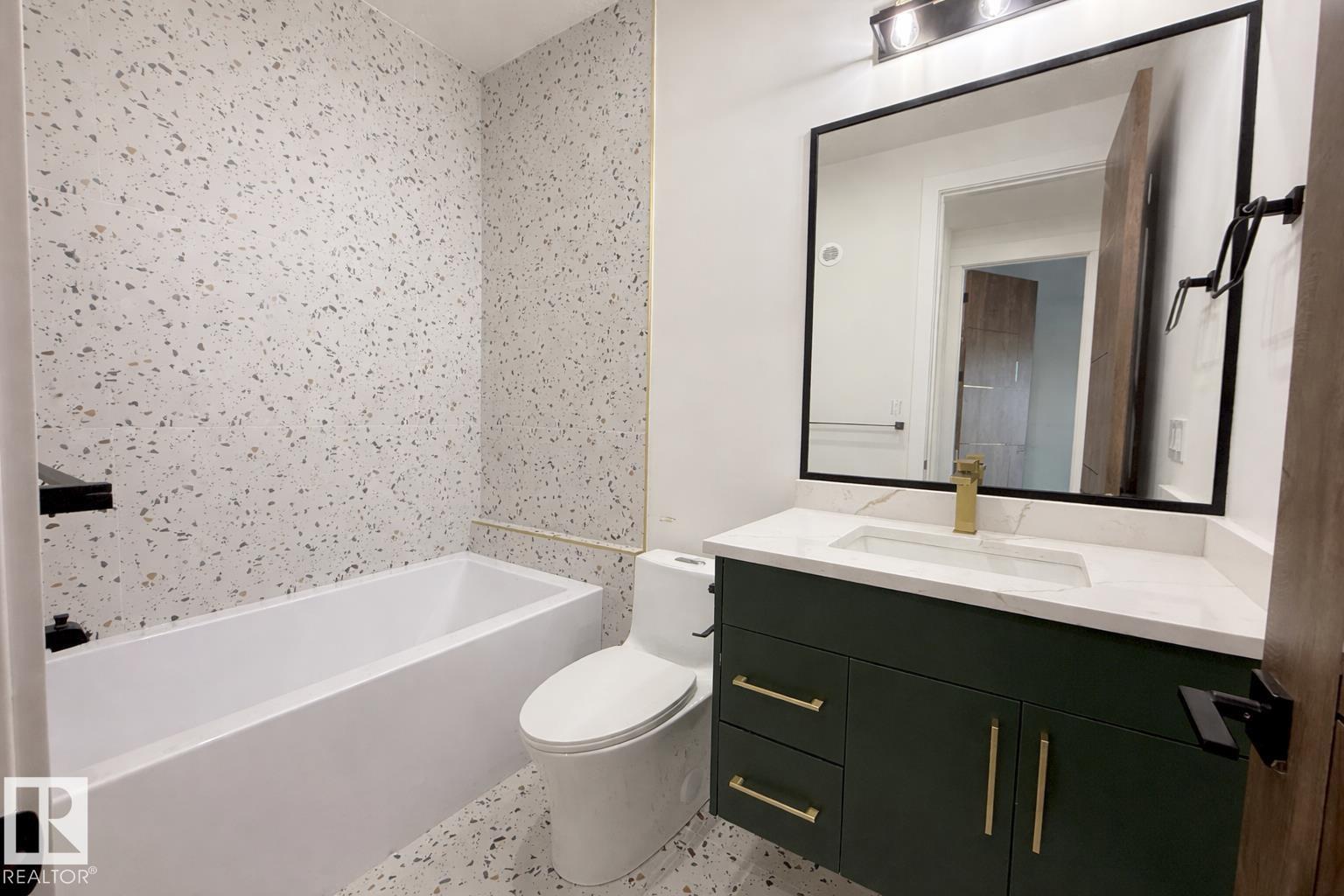 1738 62 AV NE - 2
