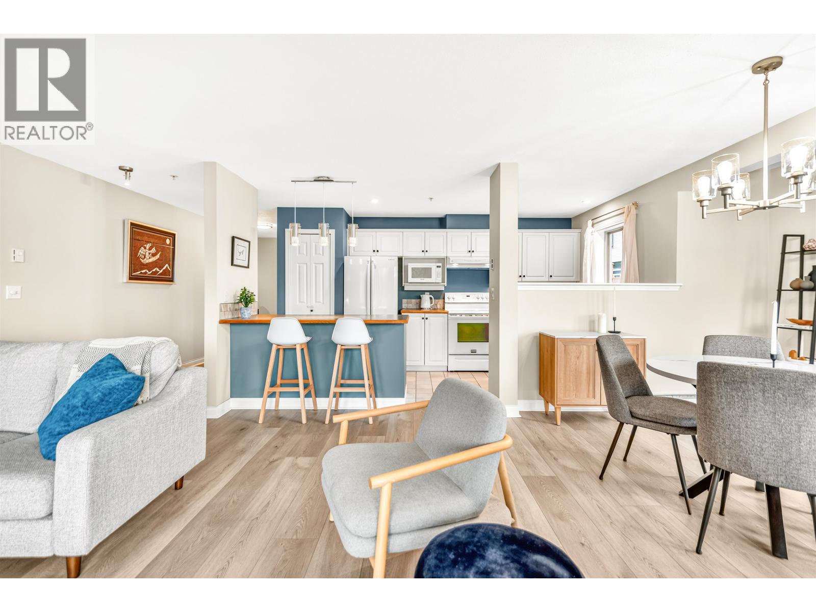 121 5780 TRAIL AVENUE, Sechelt
