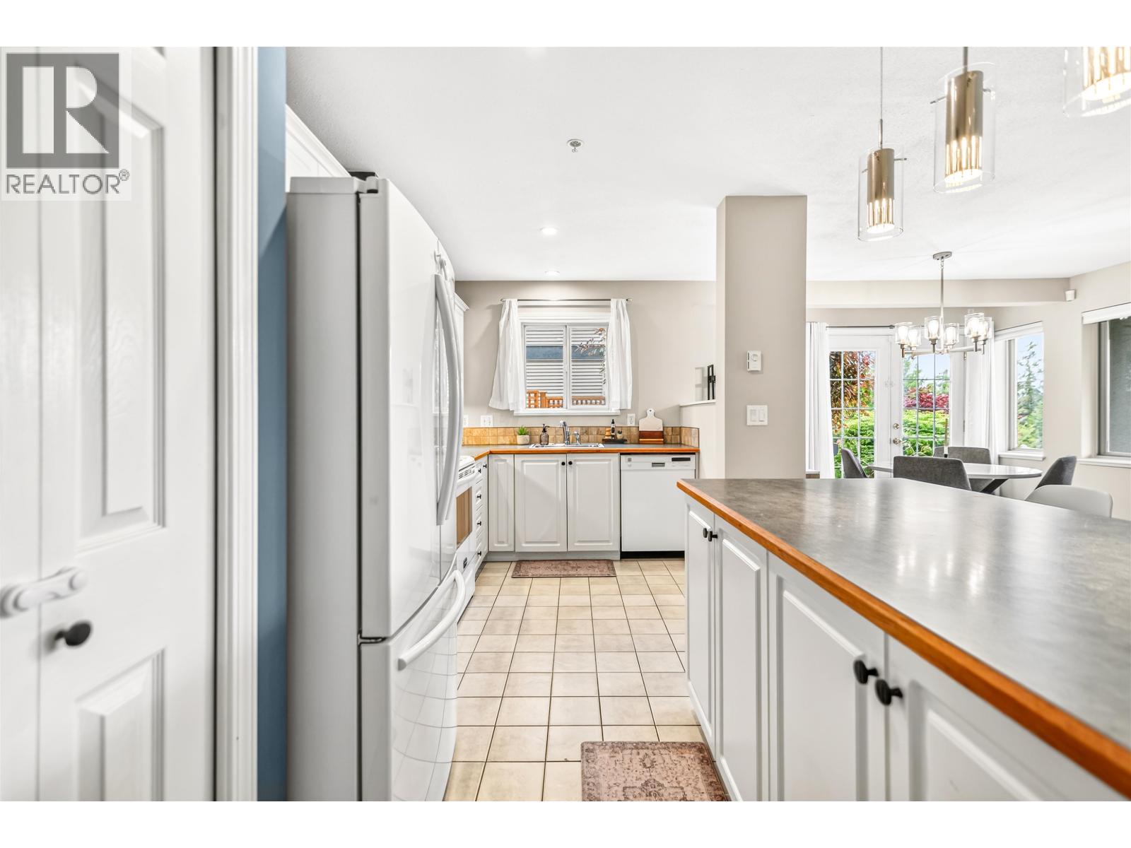 121 5780 TRAIL AVENUE, Sechelt