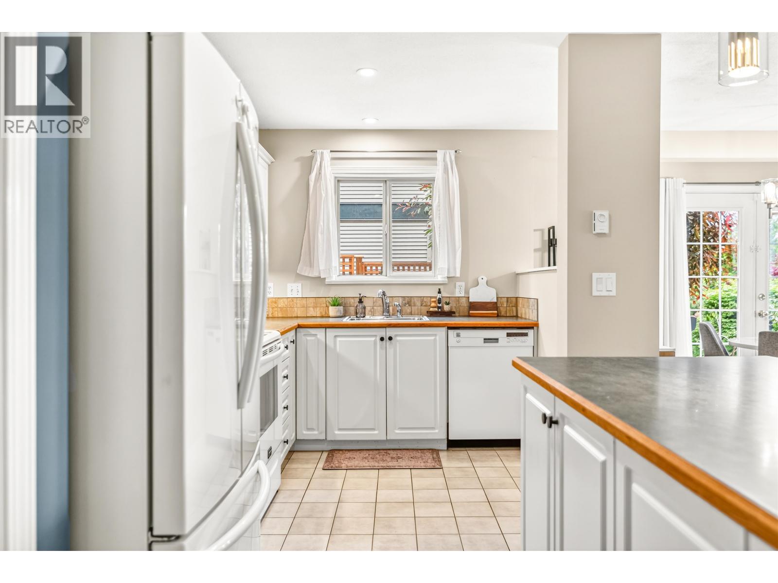 121 5780 TRAIL AVENUE, Sechelt