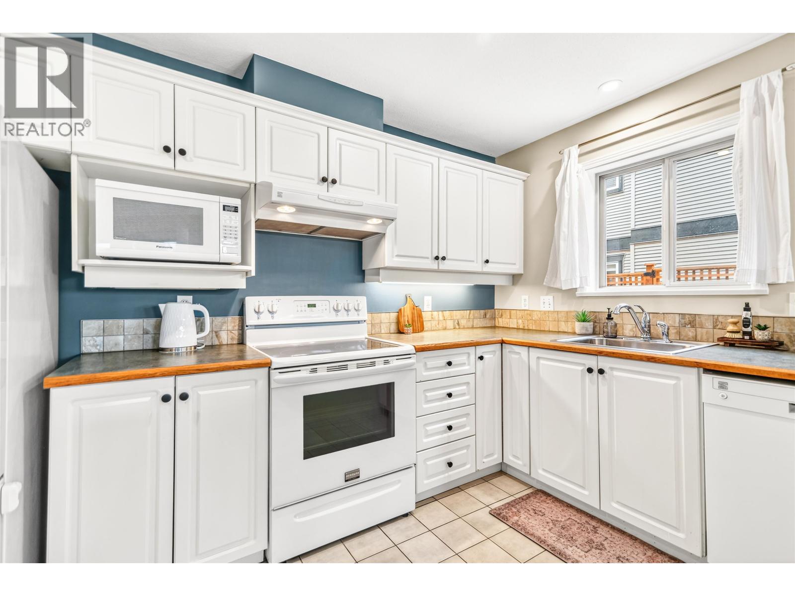 121 5780 TRAIL AVENUE, Sechelt
