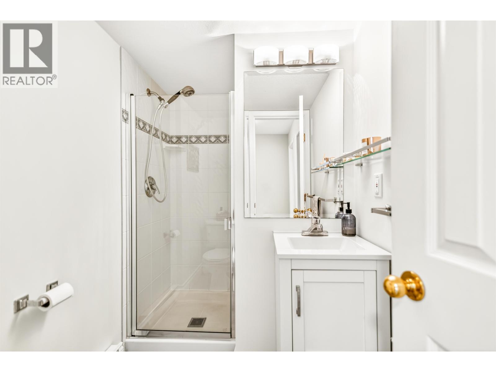 121 5780 TRAIL AVENUE, Sechelt