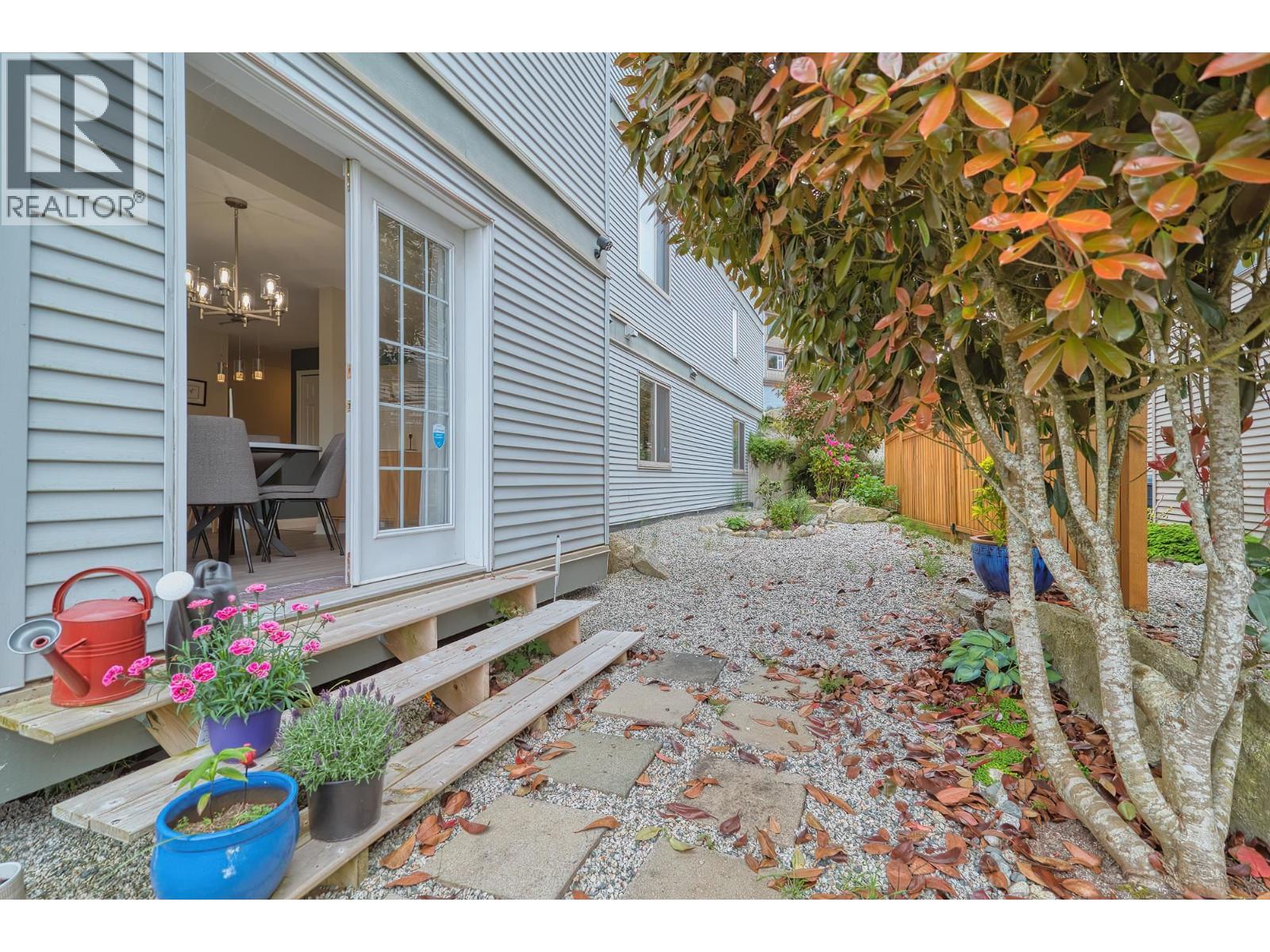 121 5780 TRAIL AVENUE, Sechelt