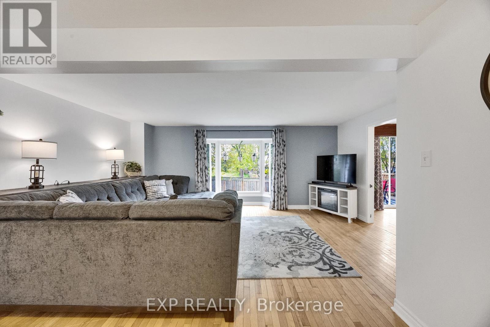 220 ROSEBANK PLACE - 11