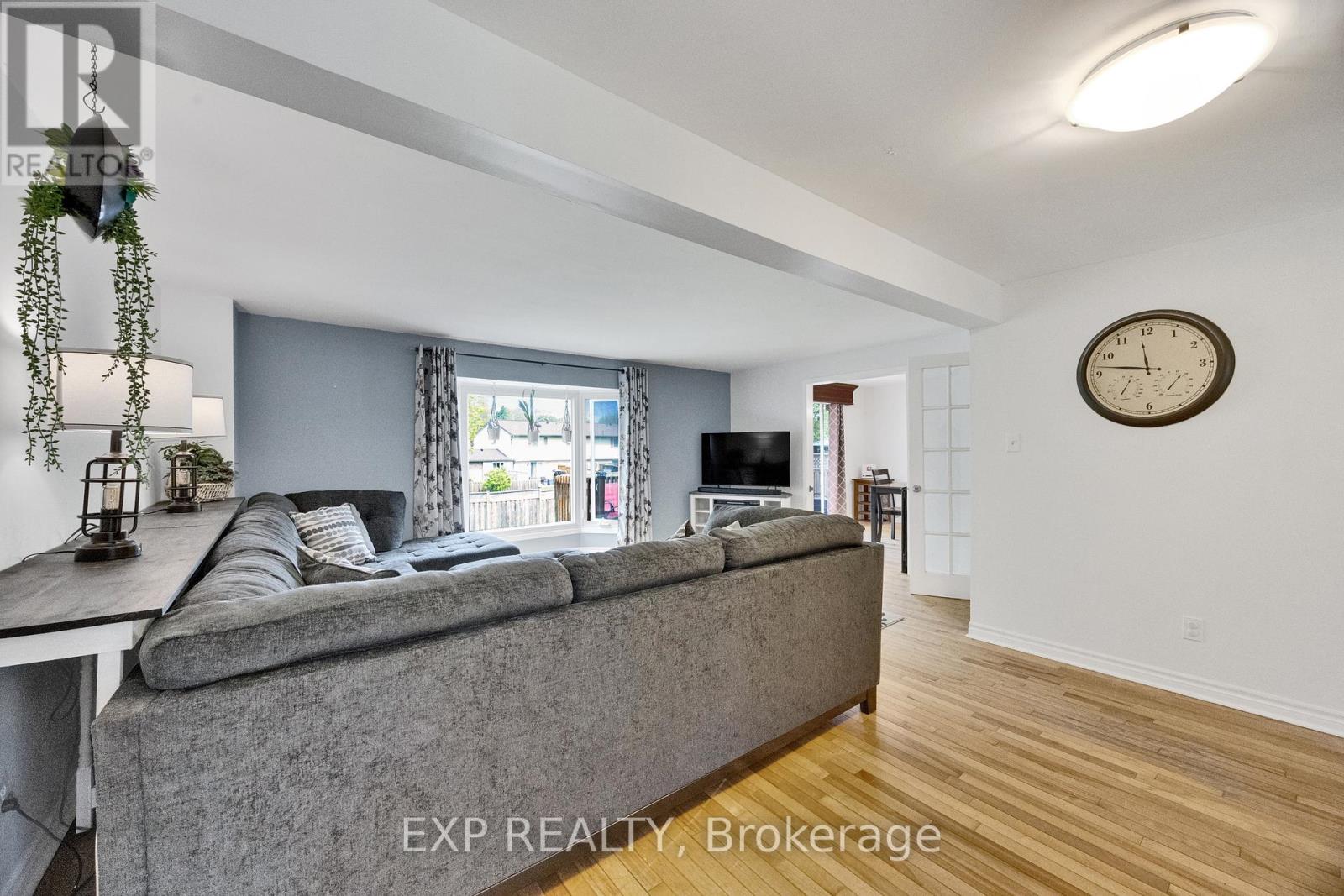 220 ROSEBANK PLACE - 12