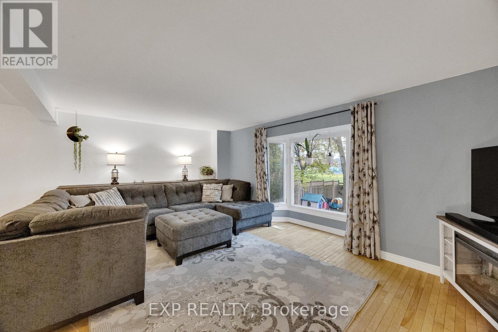 220 ROSEBANK PLACE - 13
