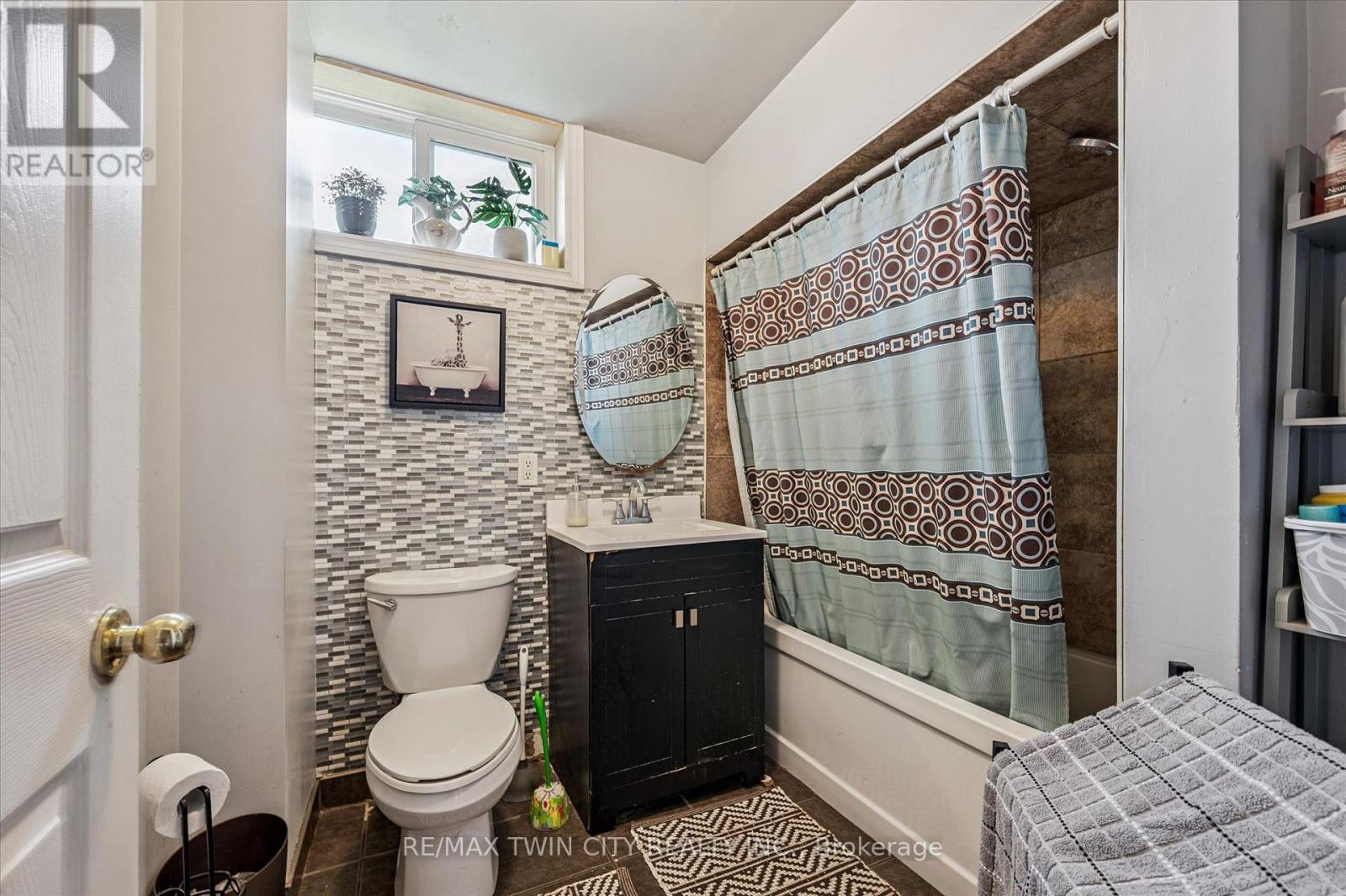 27 ROSEVIEW AVENUE - 29