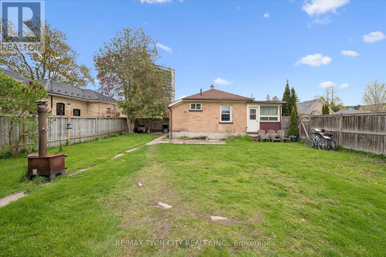 27 ROSEVIEW AVENUE - 35