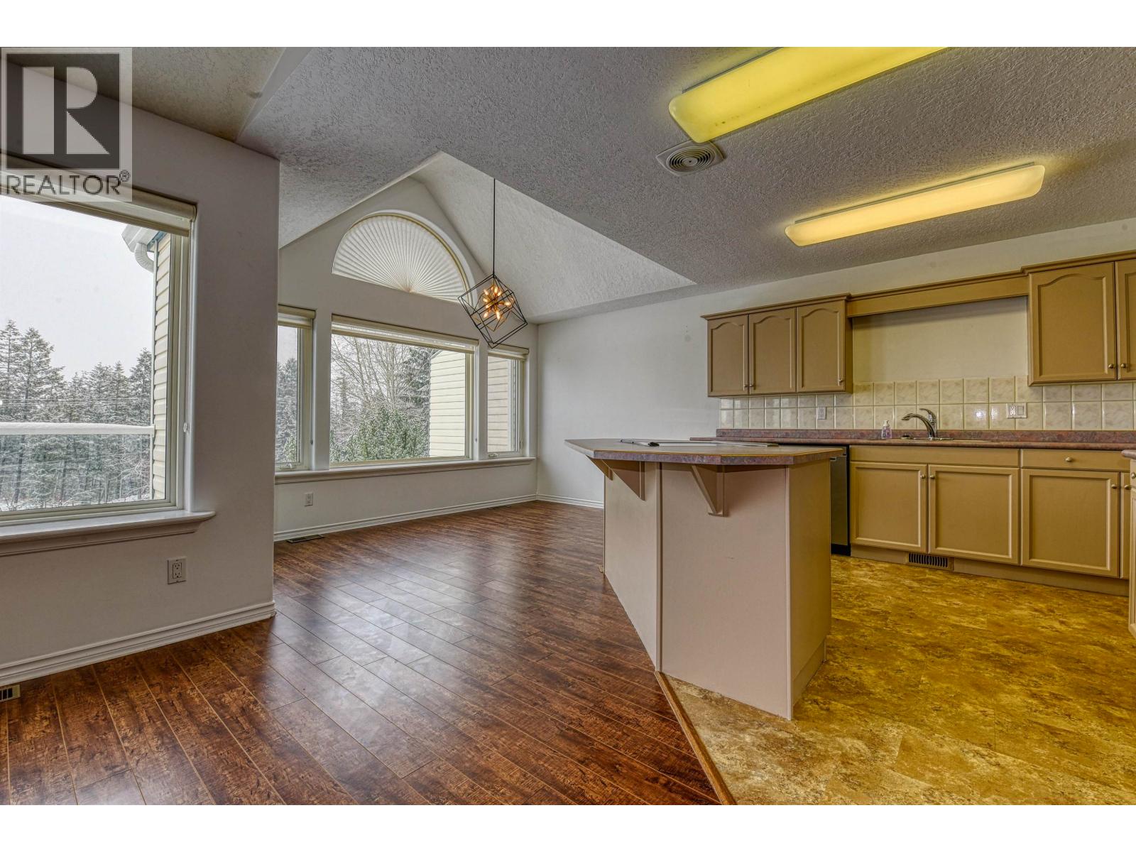 #9 11 EAGLE CRESCENT - Image 2