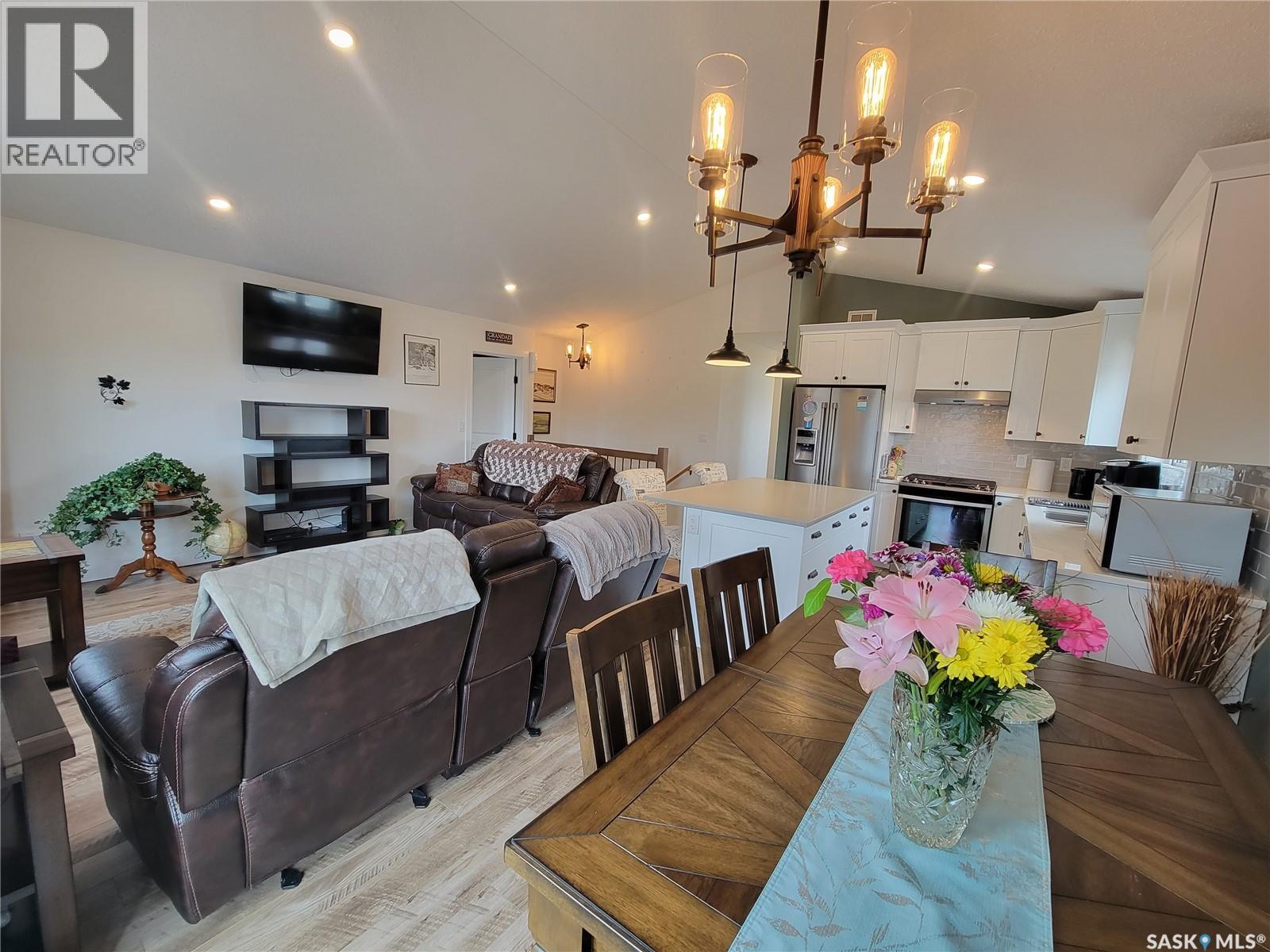 214 1st AVENUE W - 4