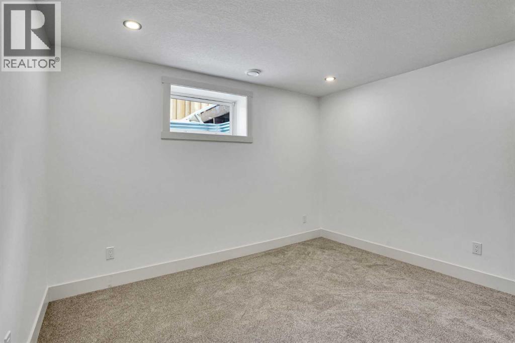 908 Stonehaven Road SW - 32