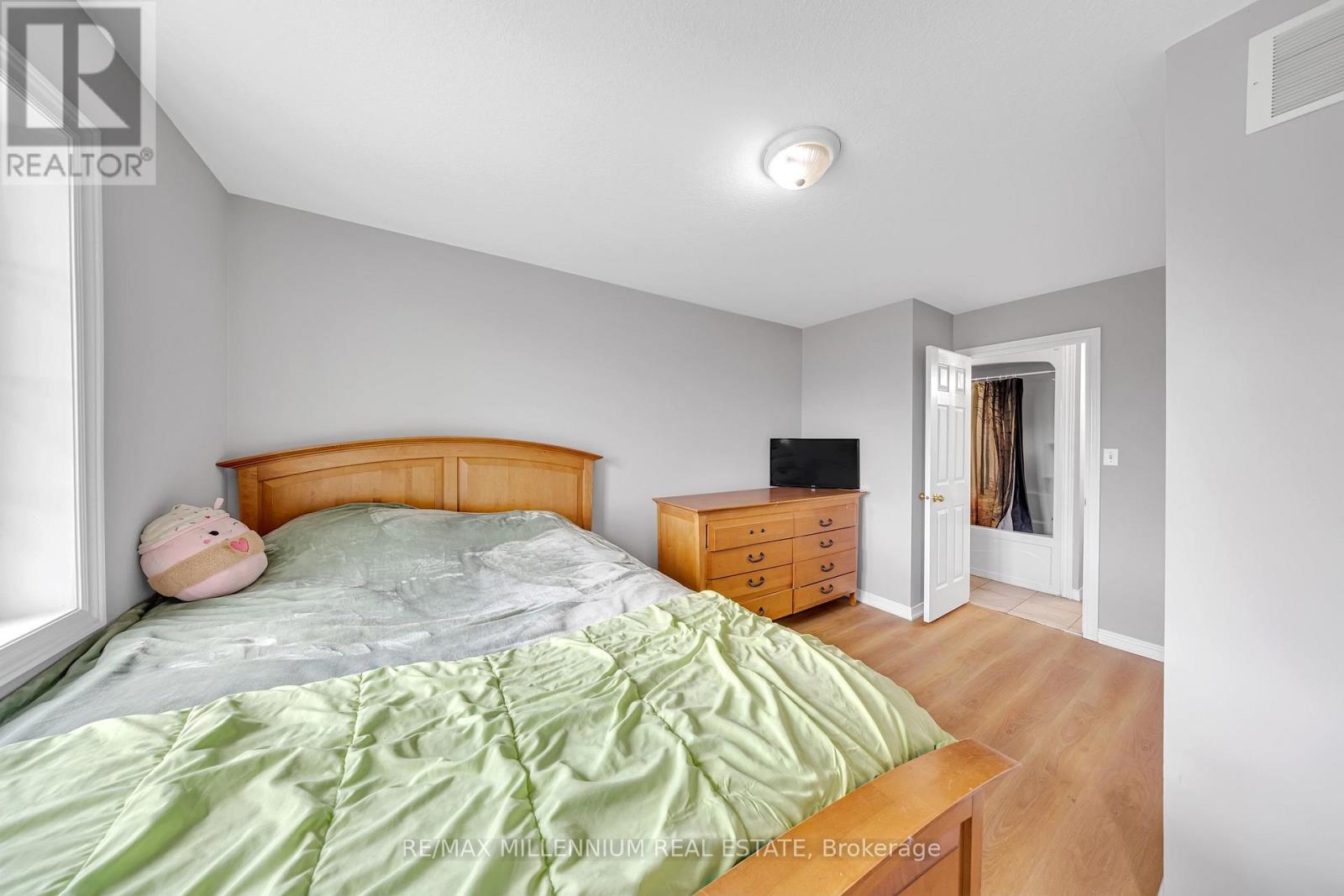 8 BATES AVENUE - 25