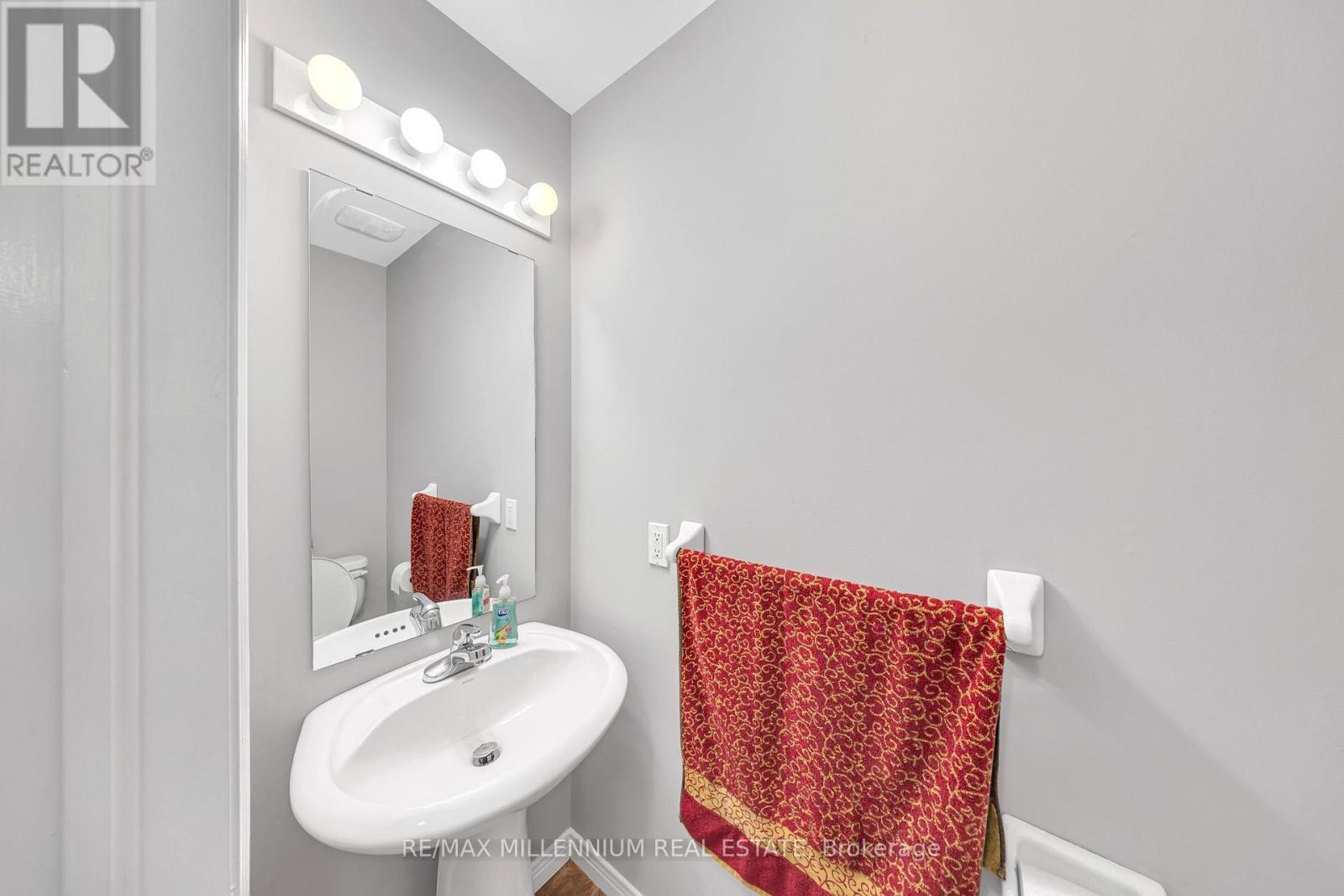 8 BATES AVENUE - 26