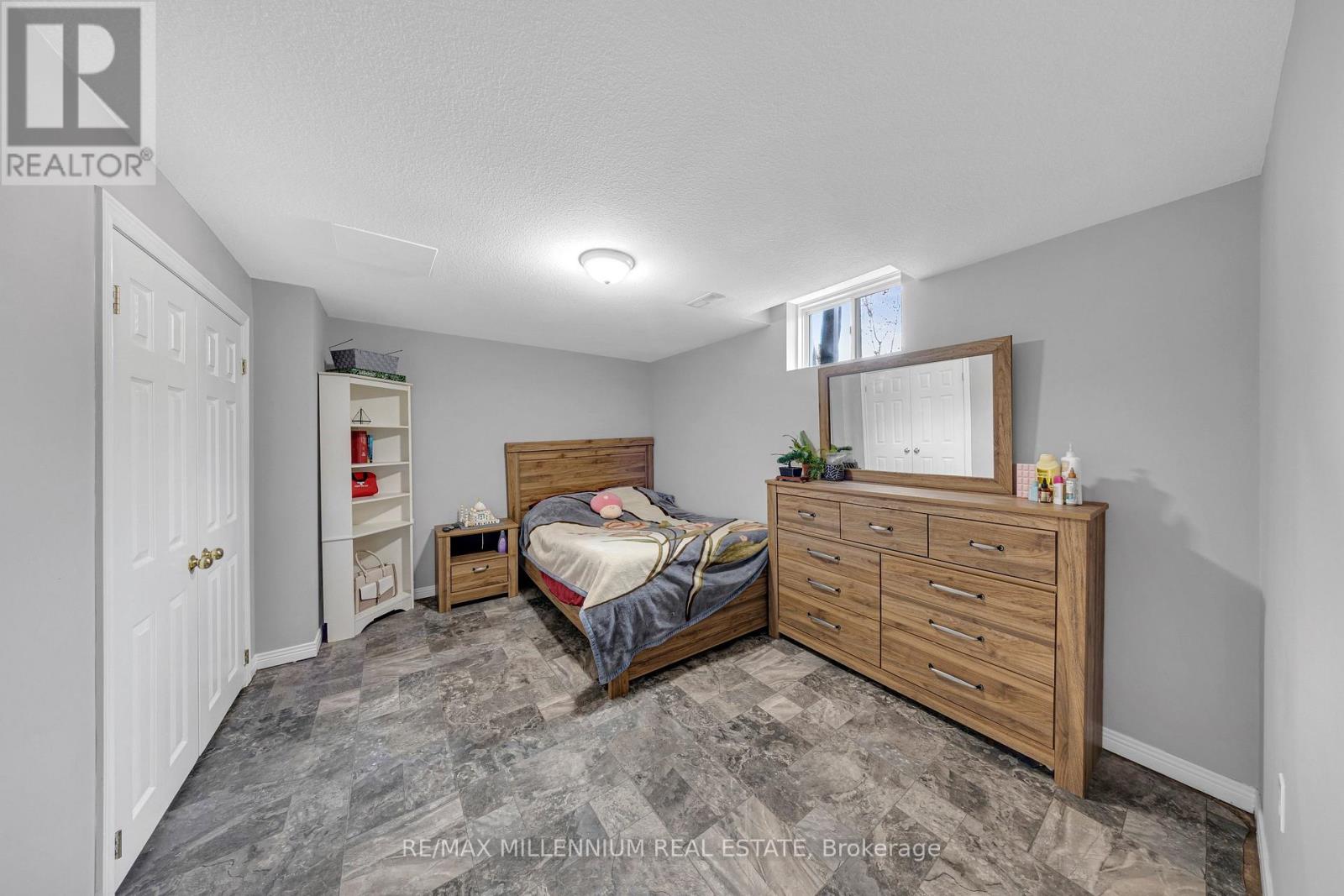 8 BATES AVENUE - 32