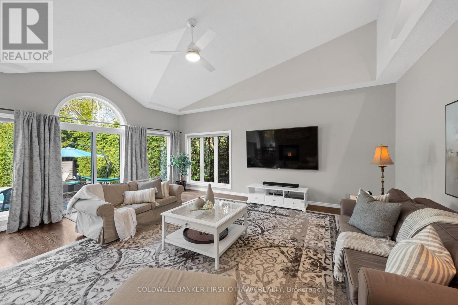 42 HAMPEL CRESCENT - 13