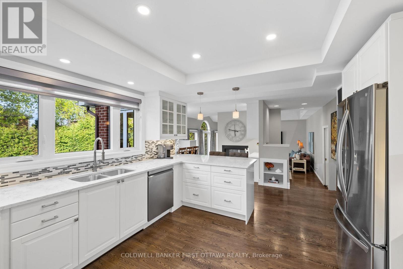 42 HAMPEL CRESCENT - 8