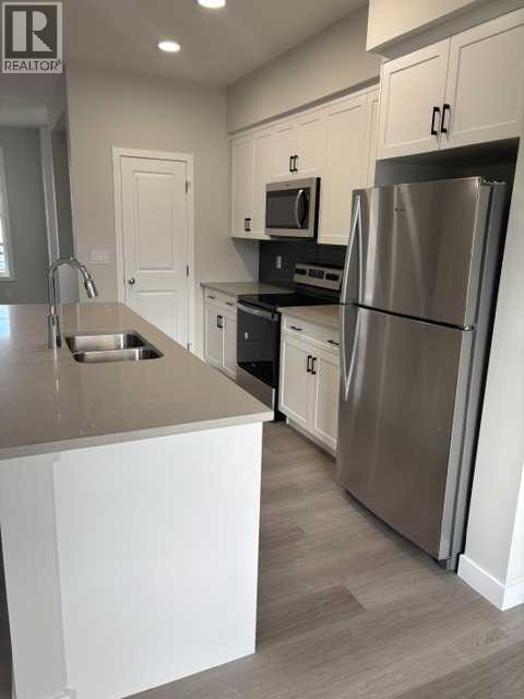 619 Savanna Crescent NE - 16