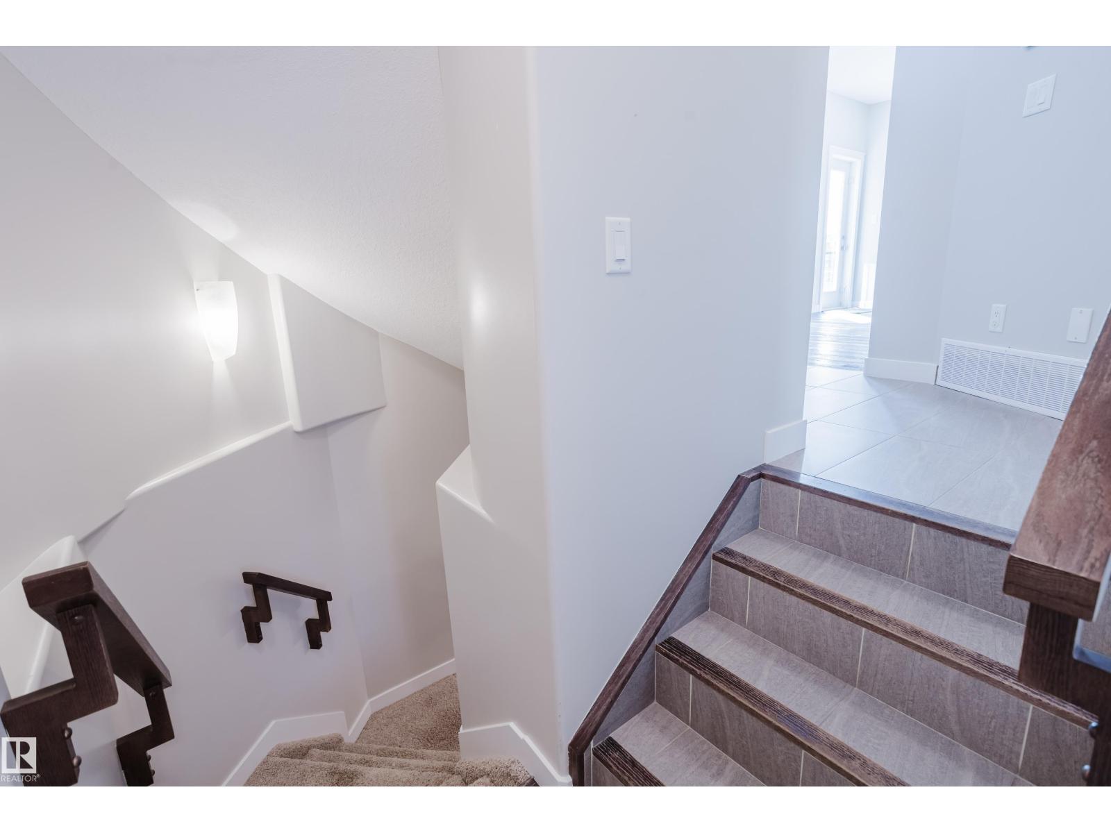 15807 11 AV SW SW, Edmonton