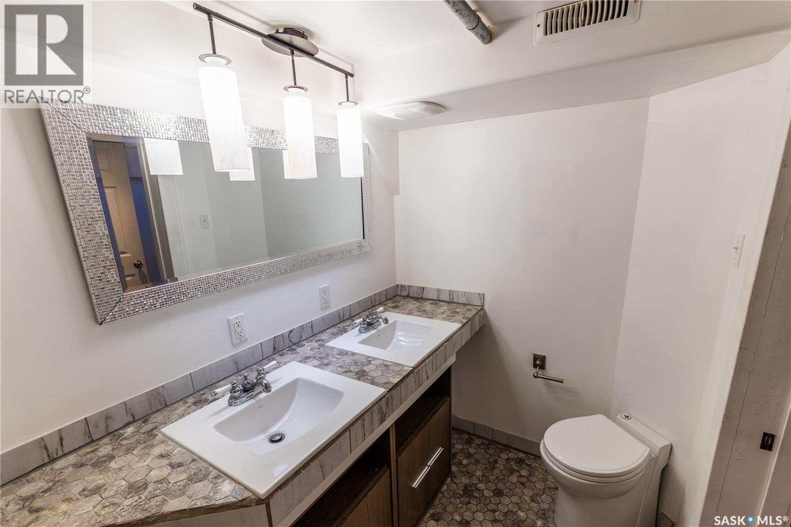 768 Caribou STREET W - 24