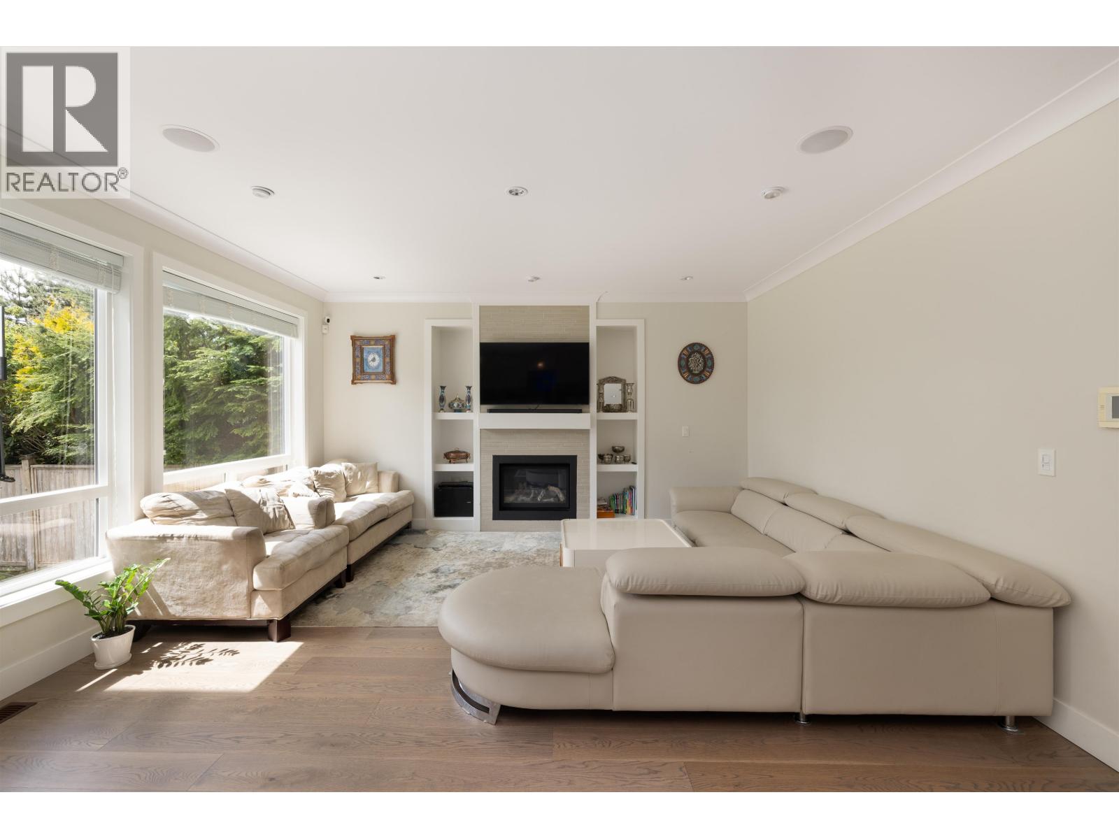 481 W WINDSOR ROAD, North Vancouver