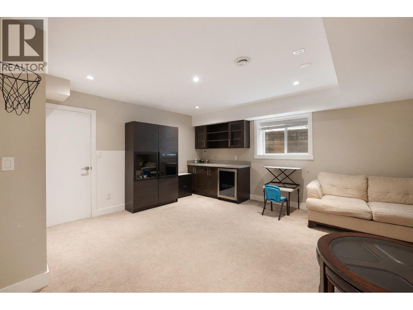 481 W WINDSOR ROAD, North Vancouver