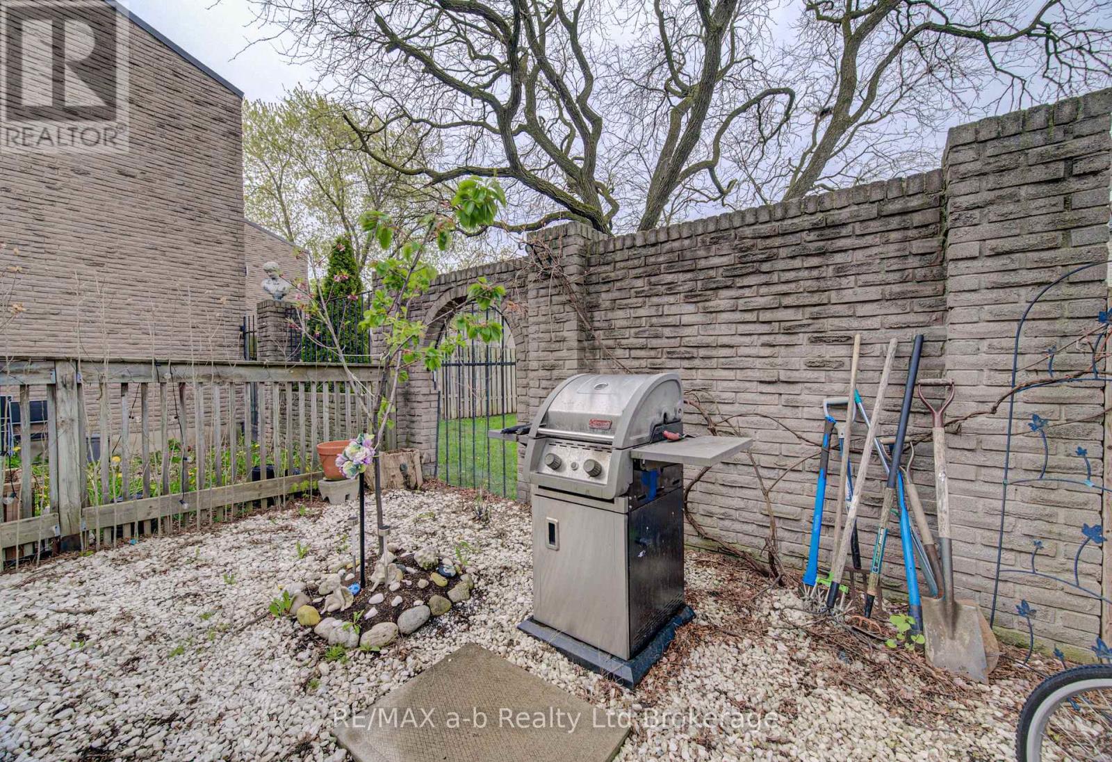#18 224F HARVARD PLACE - 26