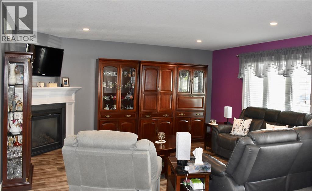 #410 5600 BLACKWELL Sideroad - 10