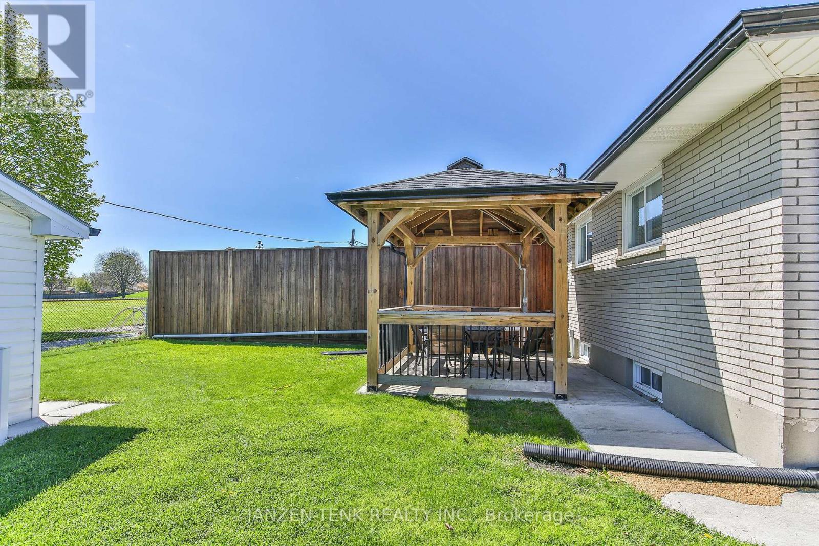 197 HIGHVIEW DRIVE - 32