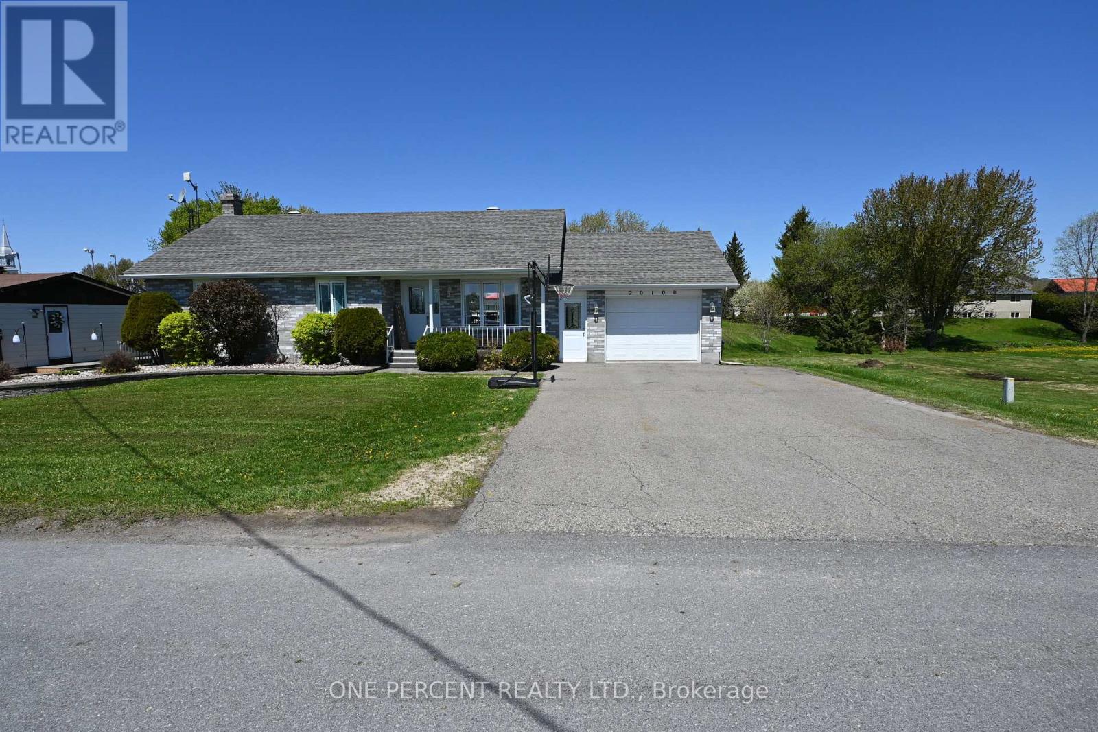 2010 RUE DU PARC STREET W - 1