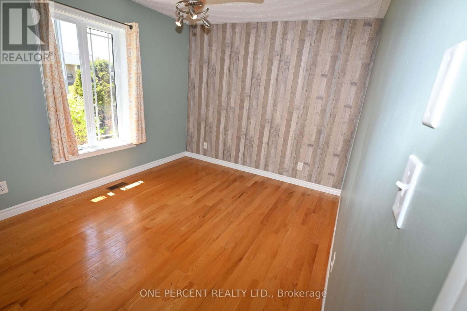 2010 RUE DU PARC STREET W - 10