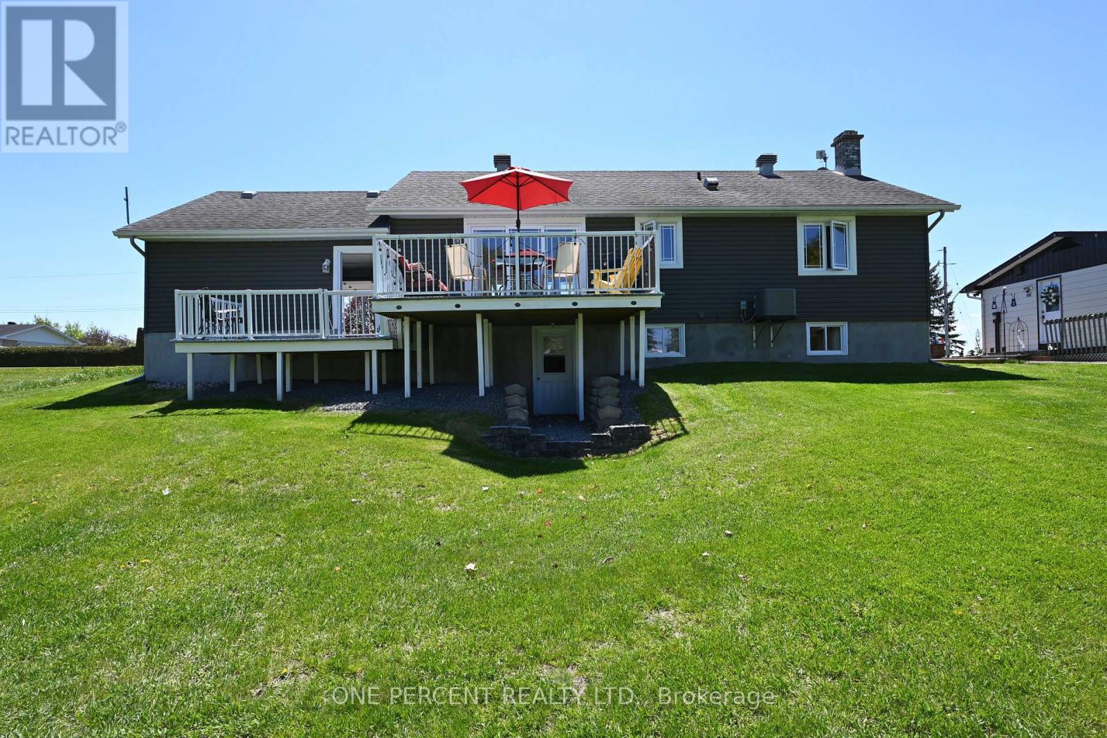 2010 RUE DU PARC STREET W - 2