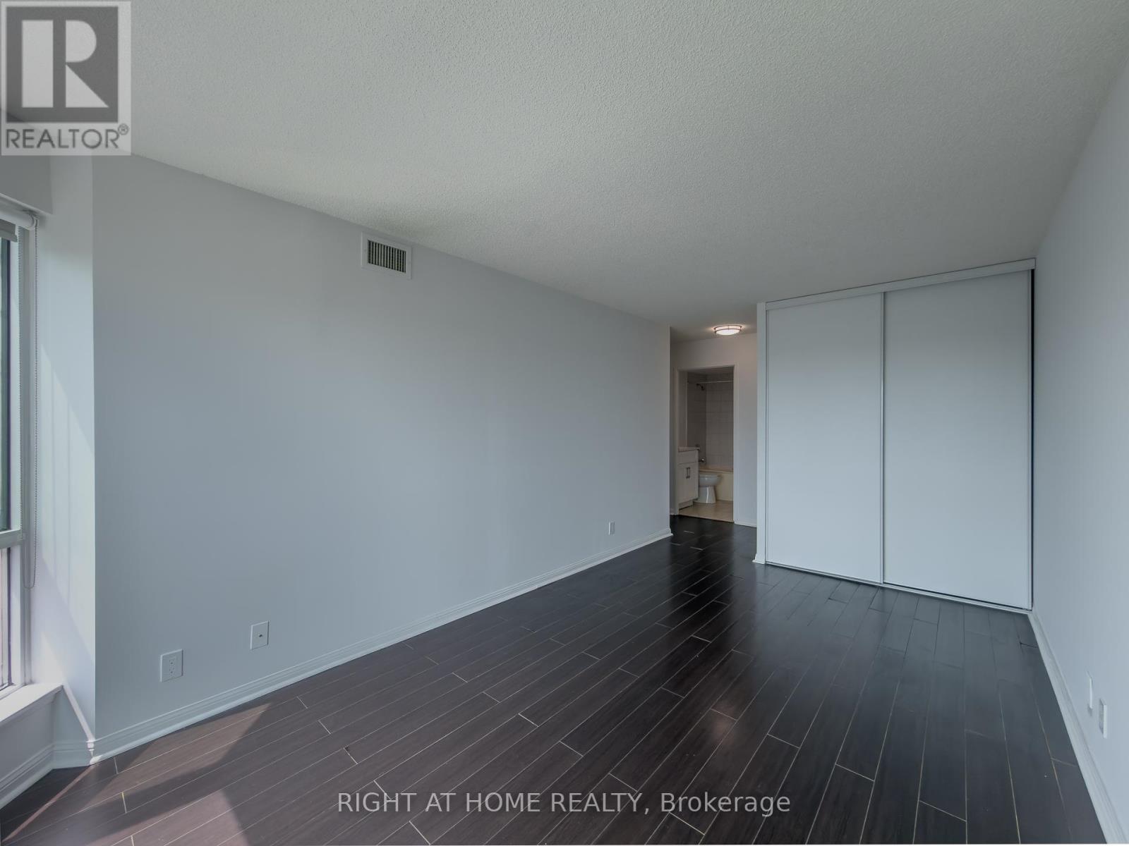 #1008 8 LEE CENTRE DRIVE - 19