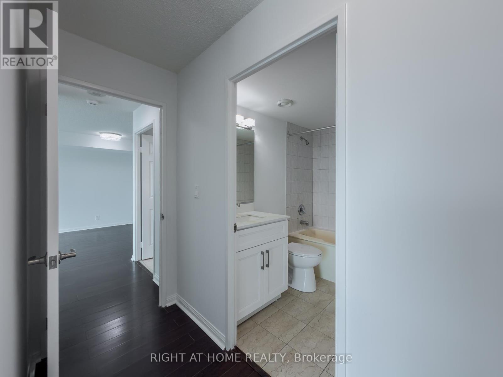 #1008 8 LEE CENTRE DRIVE - 20