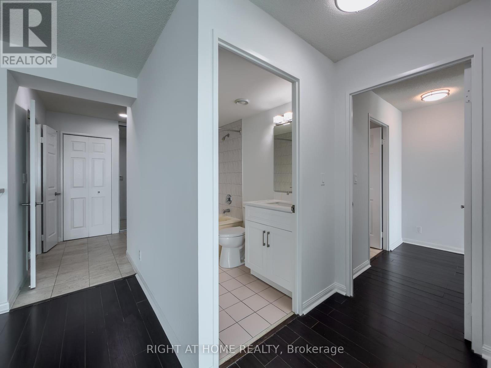 #1008 8 LEE CENTRE DRIVE - 28