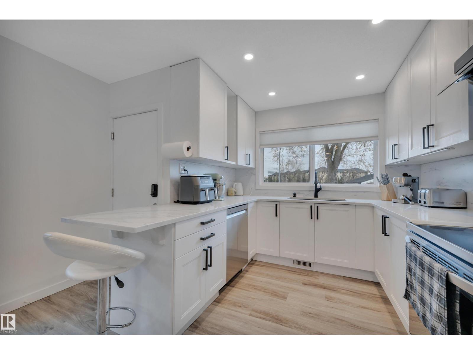 6011 107 ST NW - 4