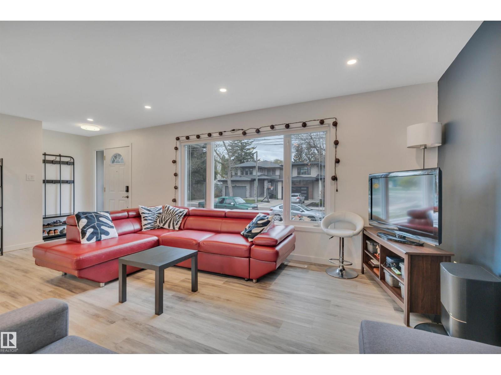 6011 107 ST NW - 7