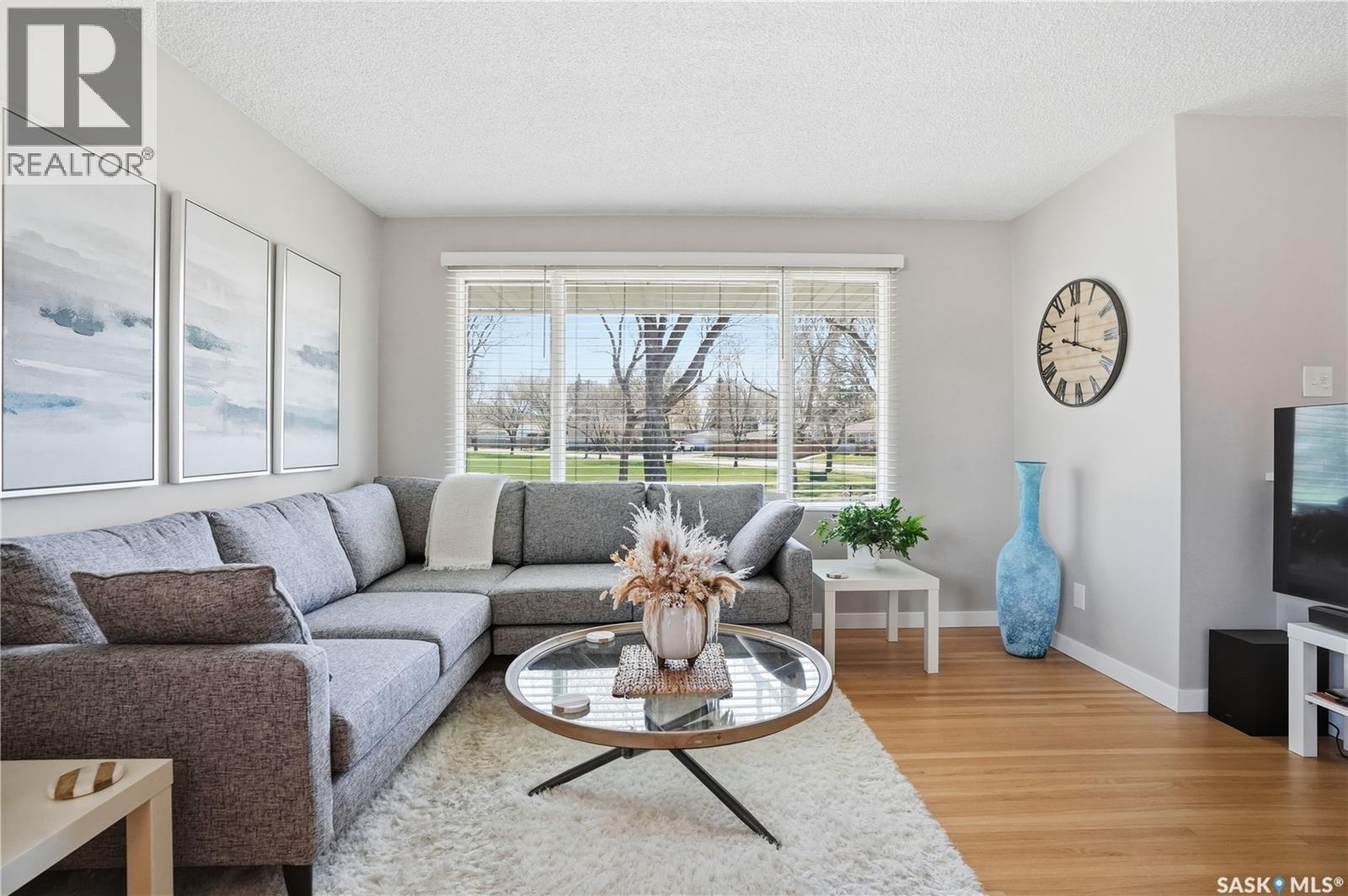 5654 Walker CRESCENT - 5
