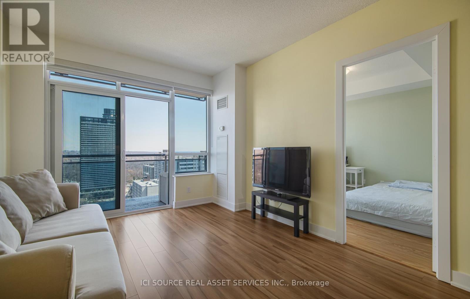 #2303 28 LINDEN STREET - Image 3