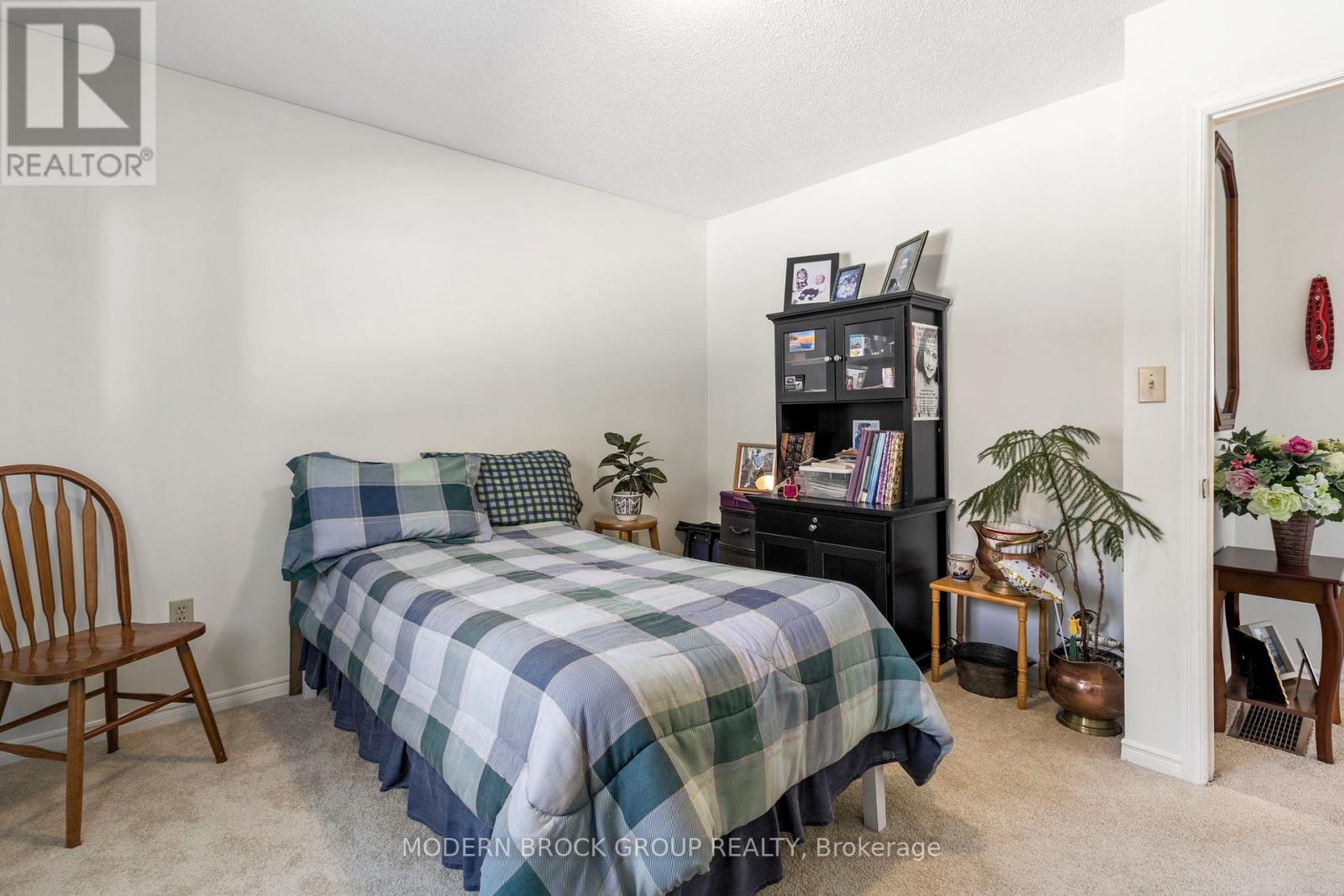 24 BERNARD CRESCENT - 19