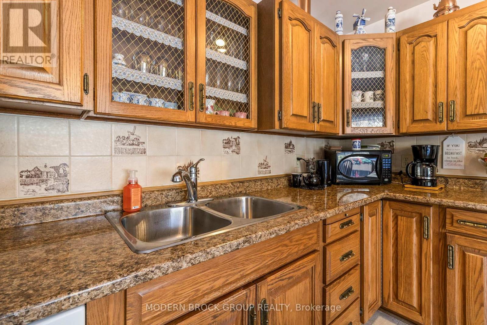 24 BERNARD CRESCENT - 14
