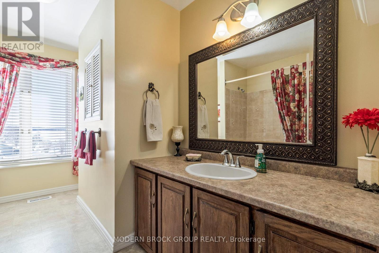 24 BERNARD CRESCENT - 23
