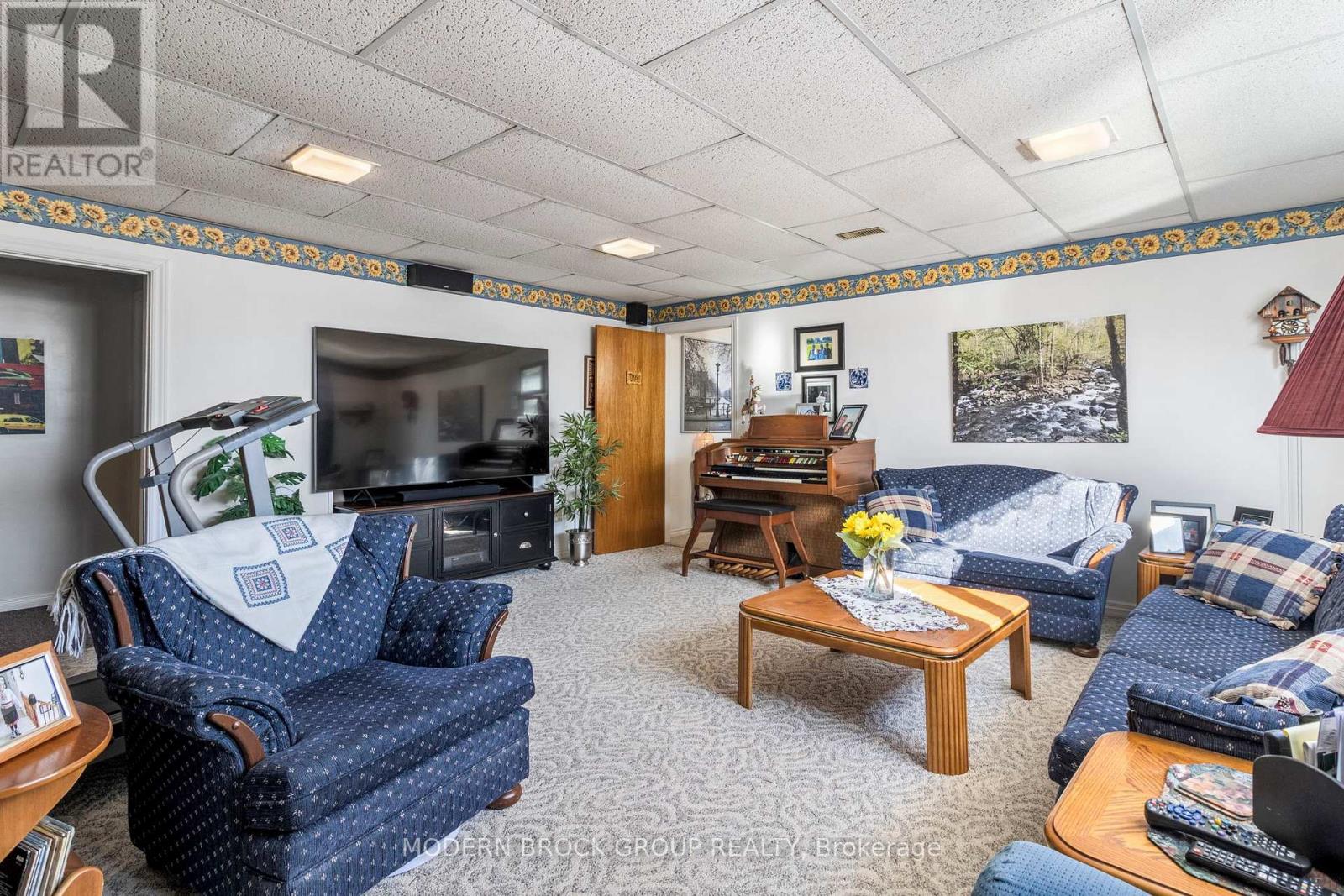 24 BERNARD CRESCENT - 27